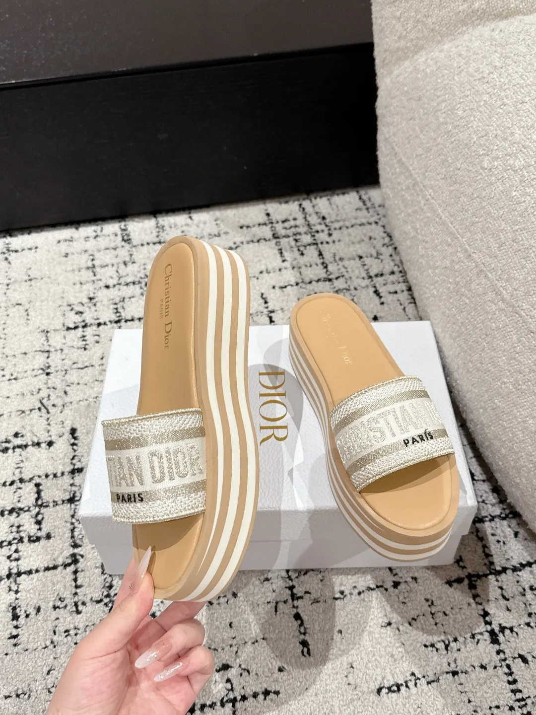 💕💕Factory direct selling price p440💕💕 DIOR Dior Dway fabric embroidered logo open toe 7cm thick sole one-word strap slippers CD letter logo three-dimensional embroidery thick bottom round toe open toe slippers The original development of the top version on the market, soft and delicate foot feel, extremely comfortable.  ✔️Upper: imported electro-embroidered cotton technical fabric ✔️Inner lining: water-dyed cowhide foot pad lining ✔️Outsole: original combination outsole ✔️Sole thickness: 7cm ✔️Size: #35-41 (40.41. Customized, non-refundable and non-exchangeable)